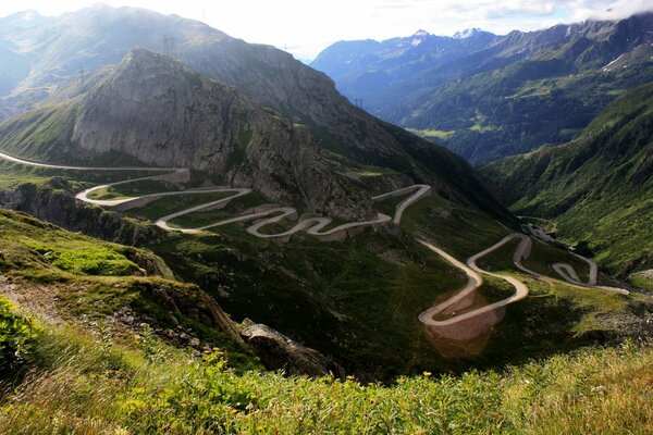 Serpentins-routes de montagne, beauté et danger de la nature