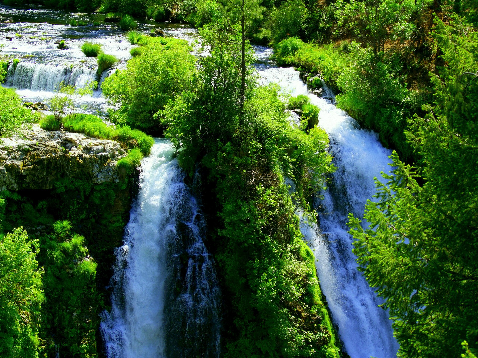 wasserfall wasser viel grün hell