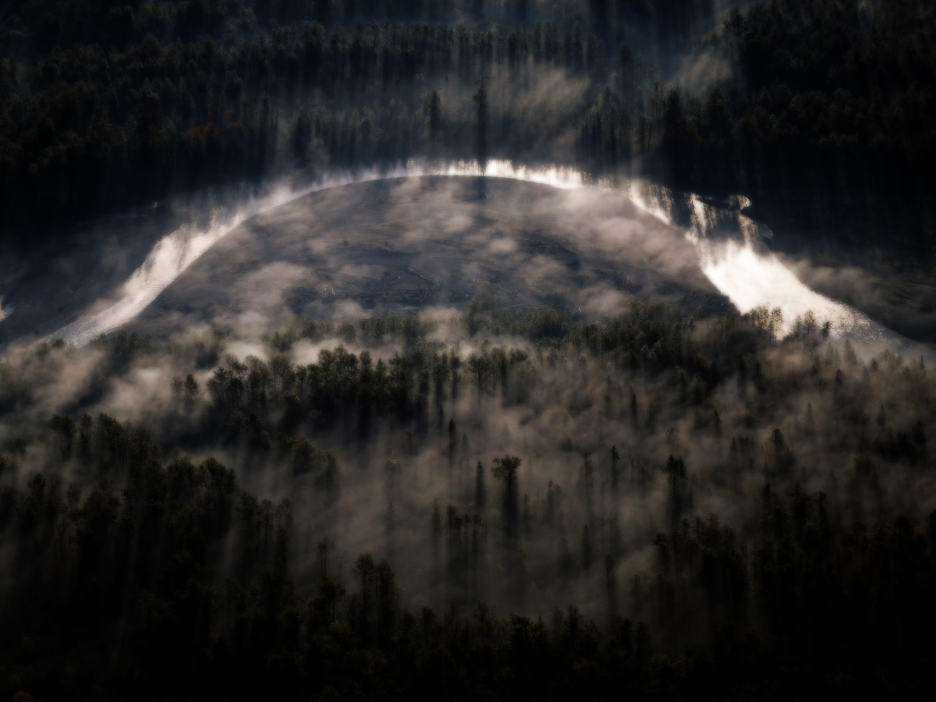 vista dall alto fiume alberi nebbia