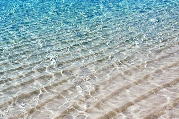 Sur la mer de sable blanc