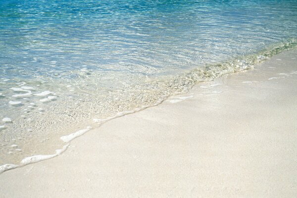 Der Strand hat sehr warmen Sand und klares Wasser