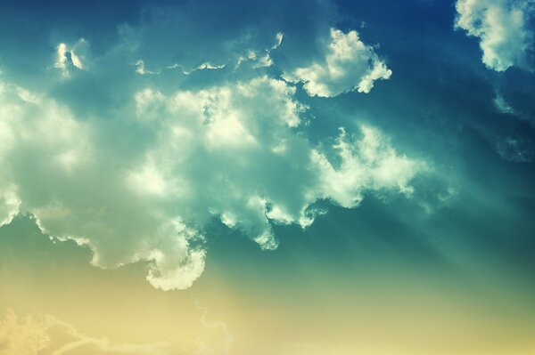 À travers les nuages bleus, le soleil se fraye un chemin