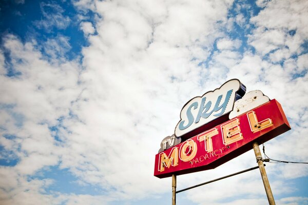 Motel Schild auf Himmelshintergrund