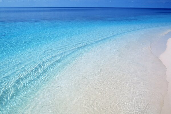 Sauberes Wasser, goldener Sand