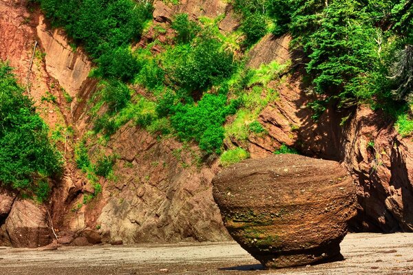 Piedra en el fondo de las montañas