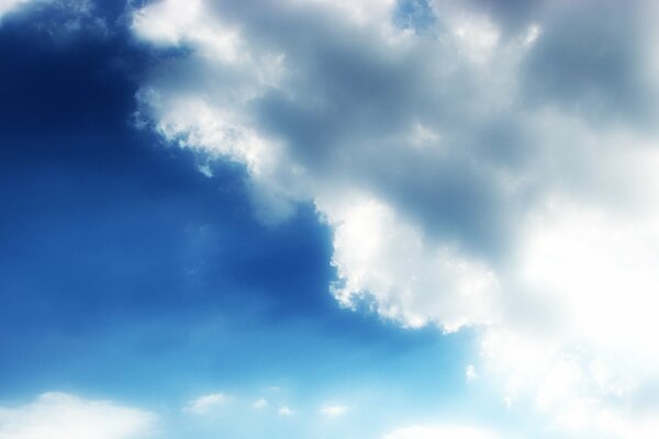 Heller Himmel mit Wolken, die durch Sonnenstrahlen hervorgehoben werden