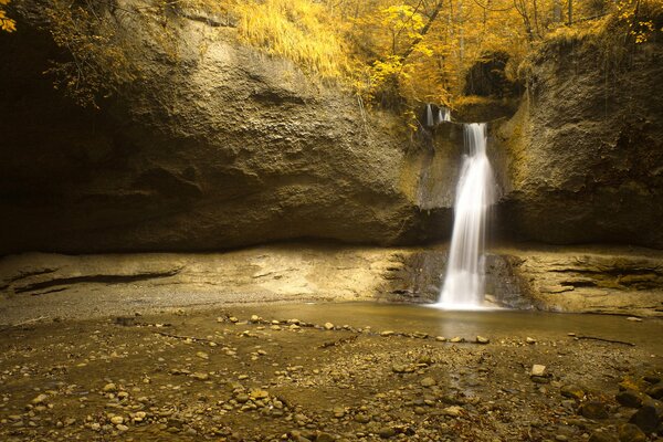 Belle cascade en Suisse