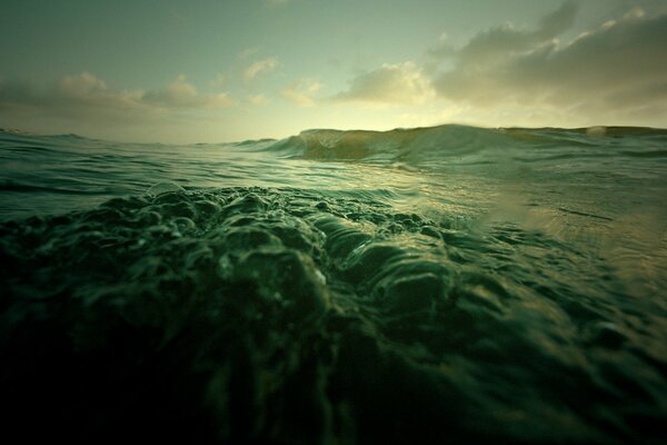 Hermosas olas en el océano al amanecer