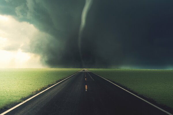 Na zielonych polach po drodze Czarne Tornado