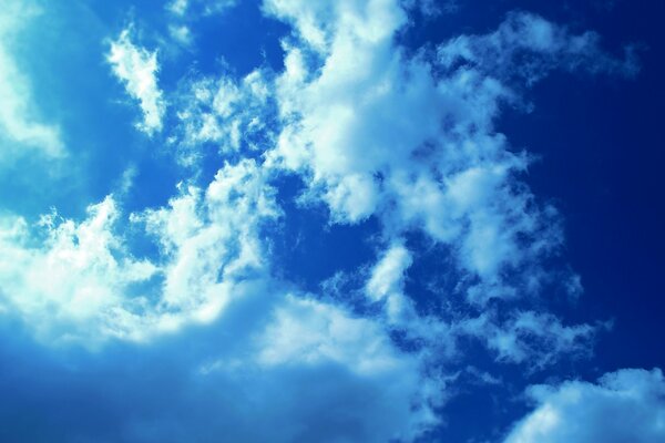 Licht am blauen Himmel durch die Watte weißer Wolken