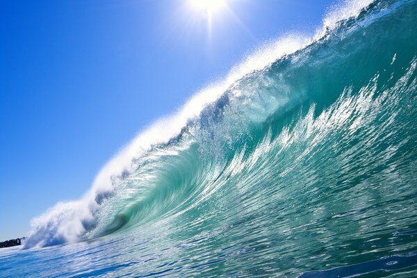 A huge wave under the scorching sun