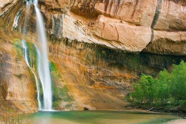 Schönes Foto eines Wasserfalls von einer Klippe