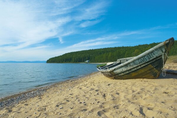 Boot, das am Ufer des Sees steht