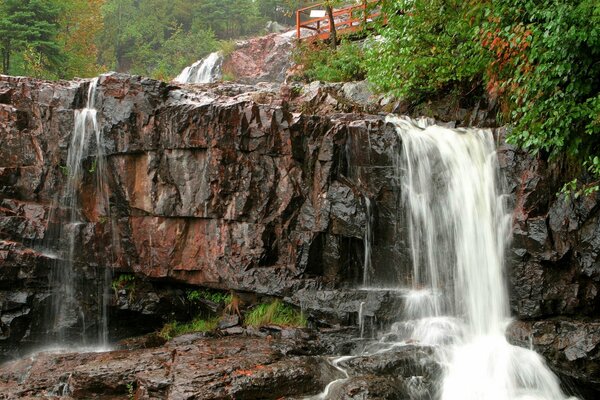 Ponte tra le rocce, enormi blocchi di pietra vicino alla cascata