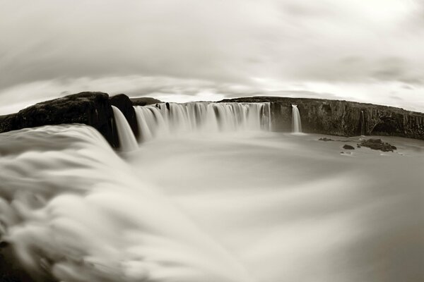 Il poster in bianco e nero della cascata è impressionante