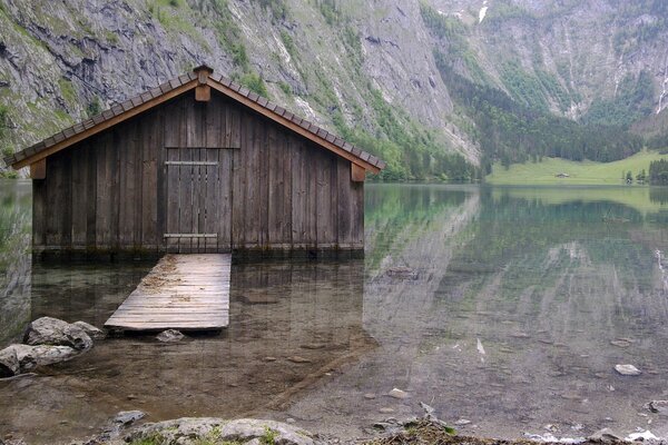 Cabaña con muelle en el lago de montaña