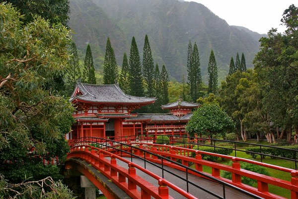 Japanische rote Brücke in den Bergen