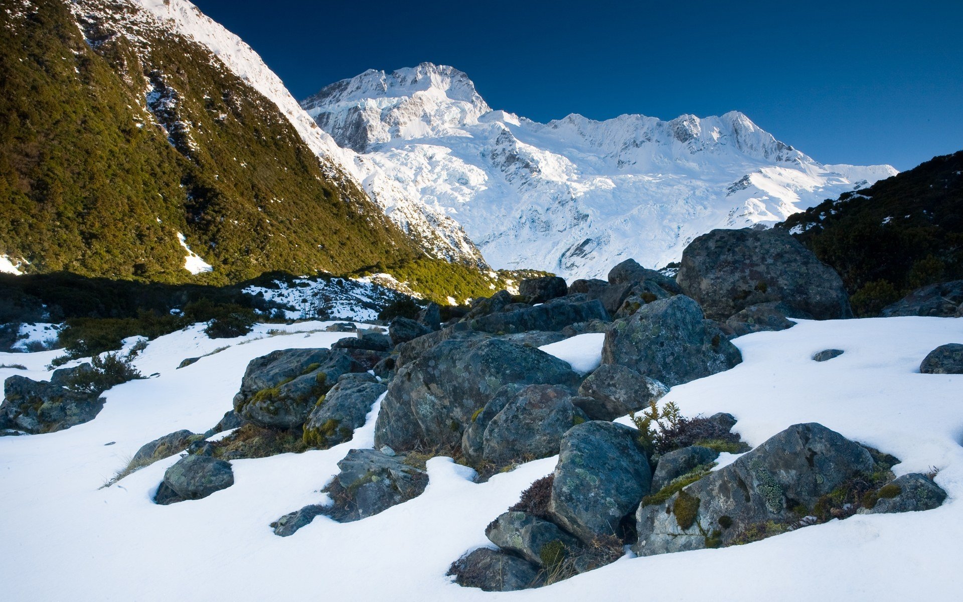 montañas nieve piedras sol