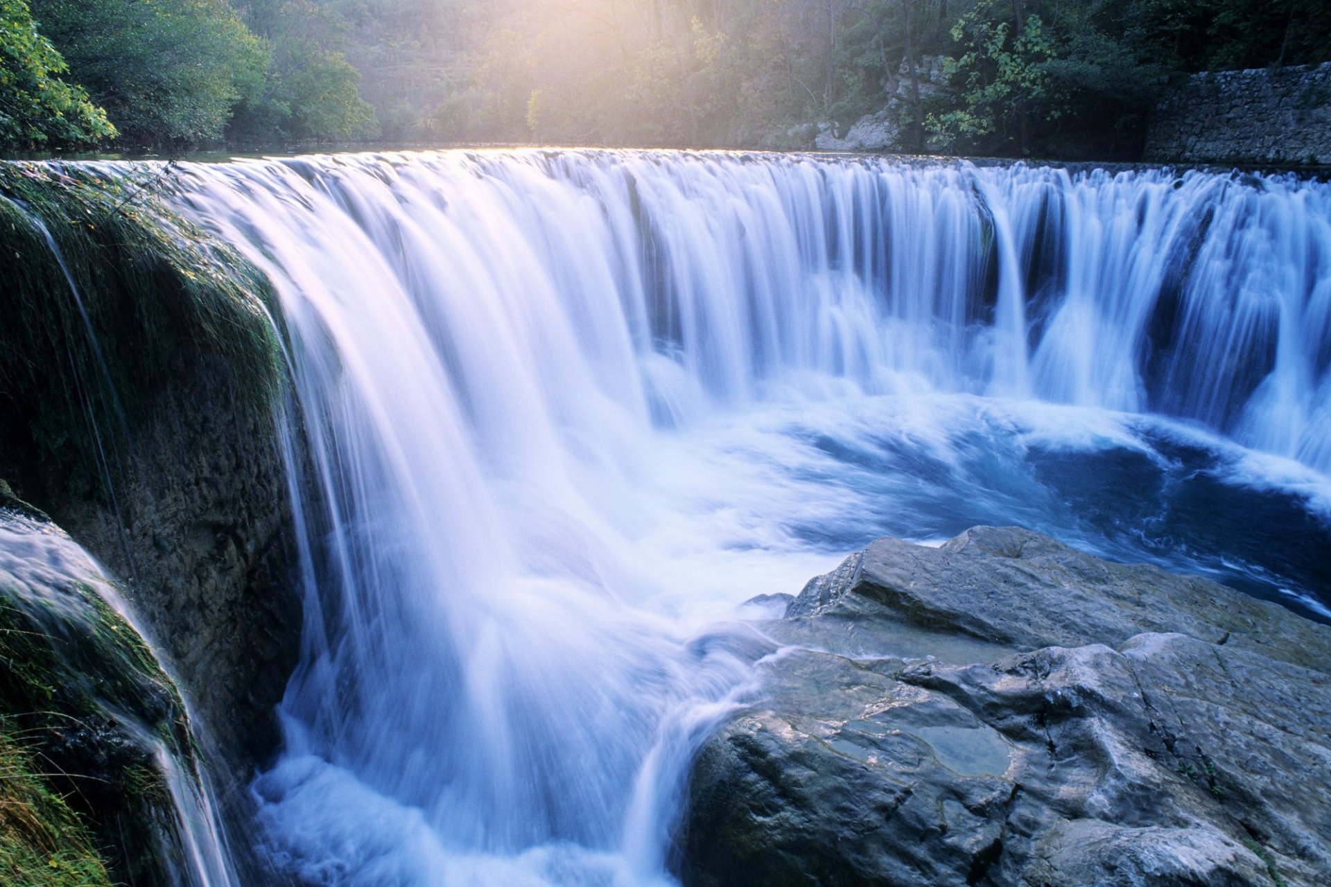 cascada agua piedras río