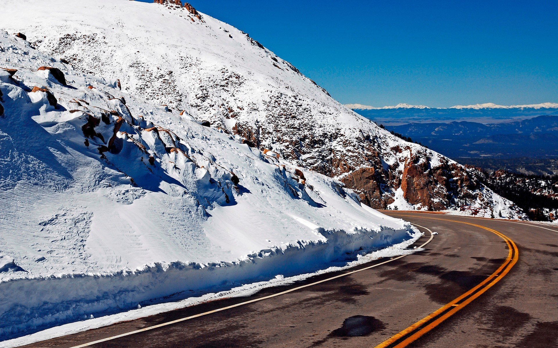 montañas carretera nieve