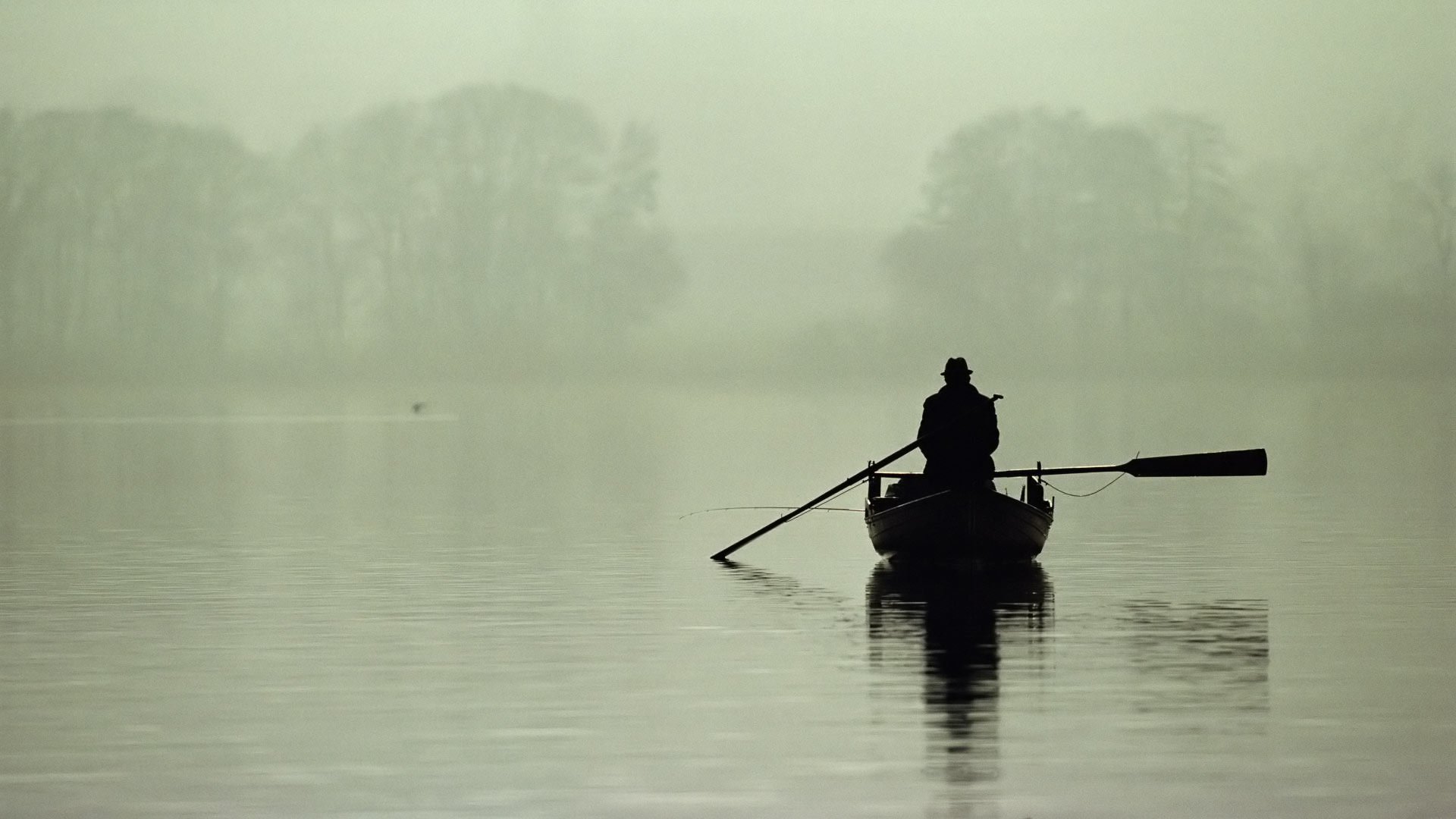 mattina nebbia lago barca pescatore