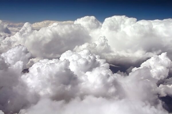 Nubes blancas esponjosas en el cielo