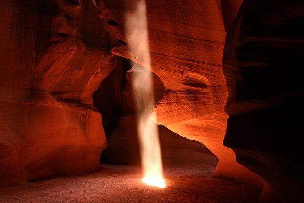 Lichtstrahl in der orangefarbenen Höhle