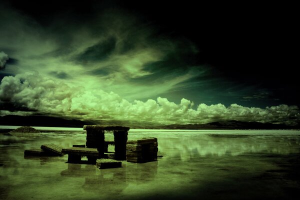 Harmonie nocturne des nuages sur le lac