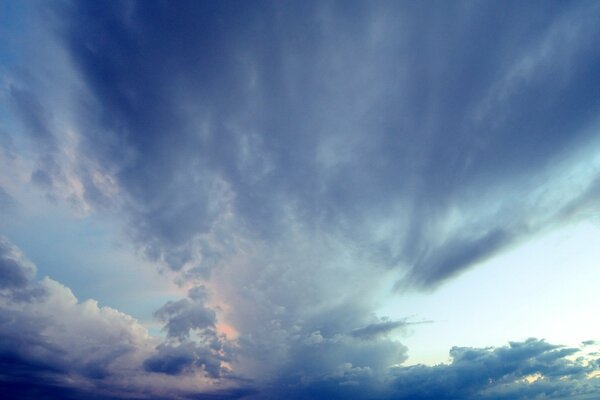 Blaue Wolken am Himmel