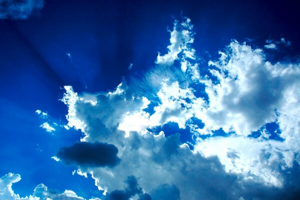 Blauer Himmel, weiße Wolken