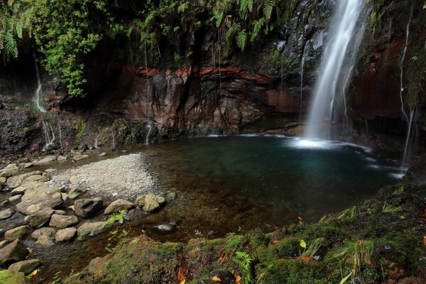 Hermosa cascada entre las piedras