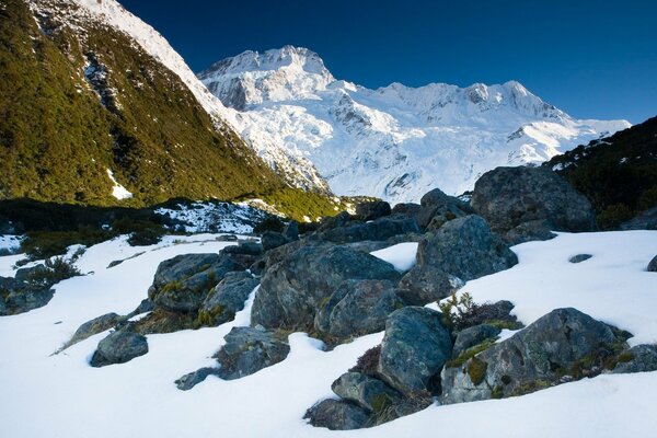 Scivoli di neve al sole in montagna