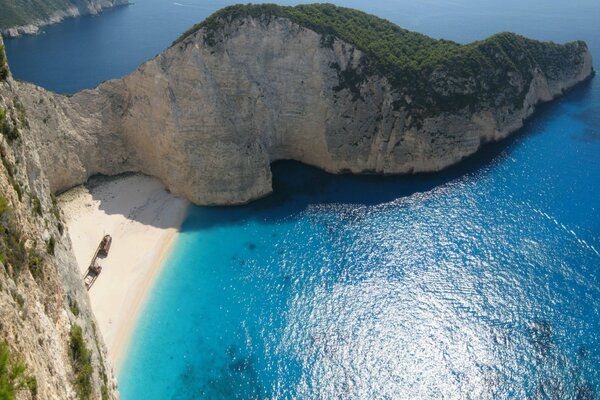 Imagen de una playa entre acantilados frente al mar