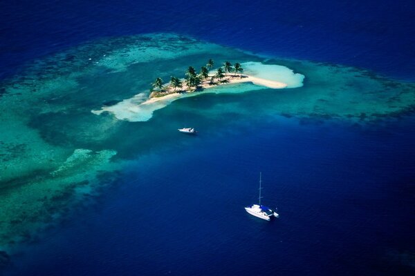 Une île fabuleuse et deux yachts