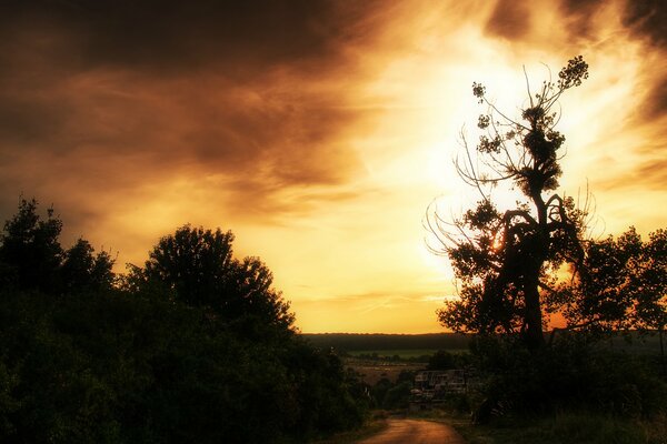 Schöner Sonnenuntergang unterwegs. Schöner Himmel bei Sonnenuntergang unterwegs