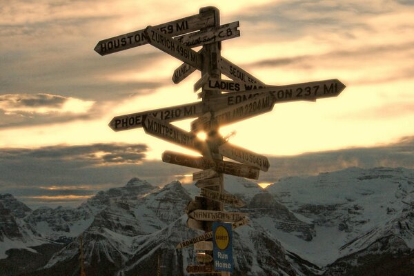 Pointeur sur fond de montagnes et coucher de soleil