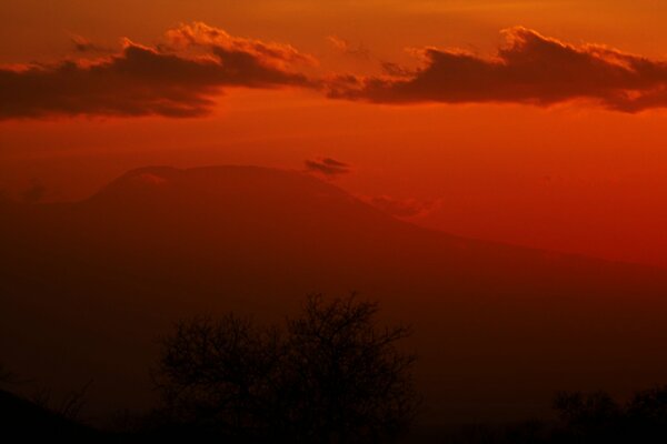 Roter Sonnenuntergang im Tal der Berge