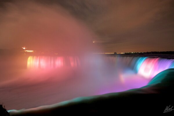 Luci notturne delle Cascate del Niagara