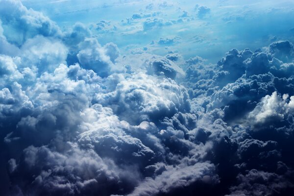 Nubes cirros en el cielo azul