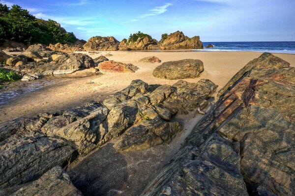 Grandes piedras en la playa de arena