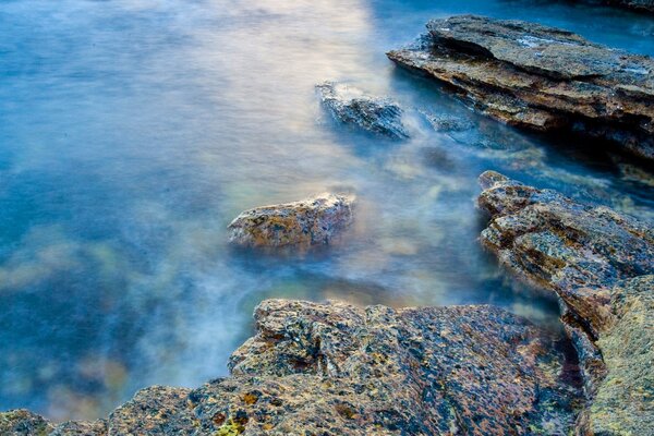 Baie bleue aux pierres