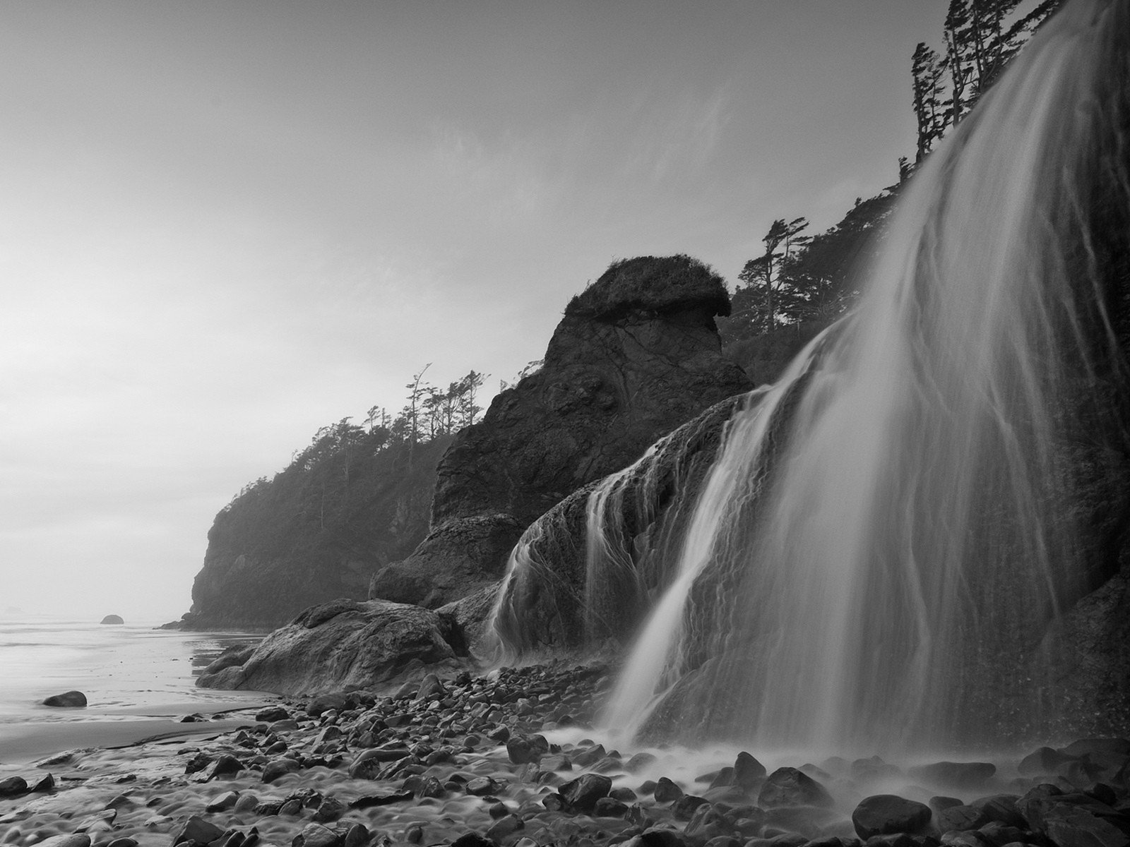 riva mare cascata bianco e nero pietre