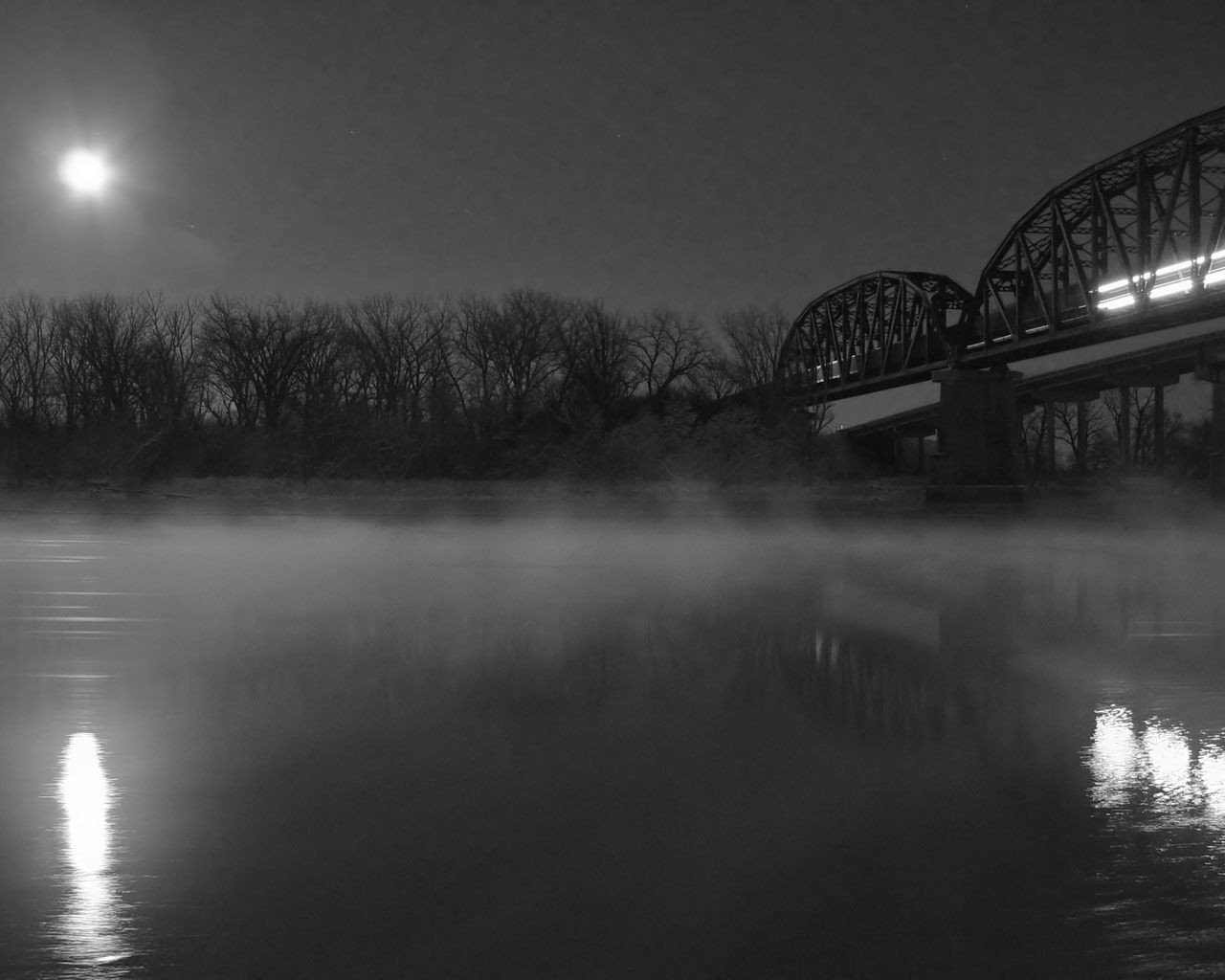 brücke nebel nacht schwarz und weiß