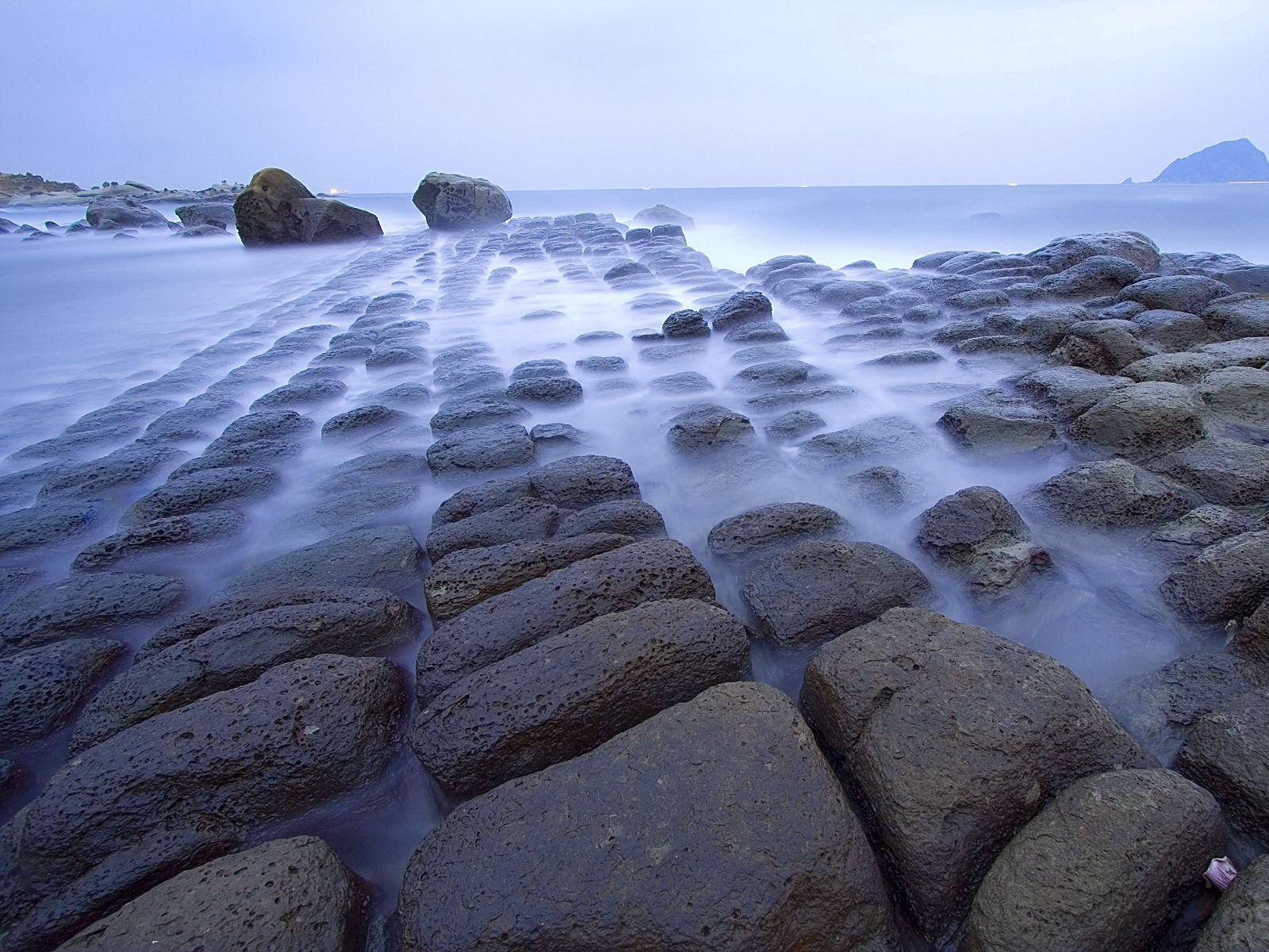 mar niebla piedras