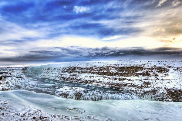 Río congelado y nubes pesadas