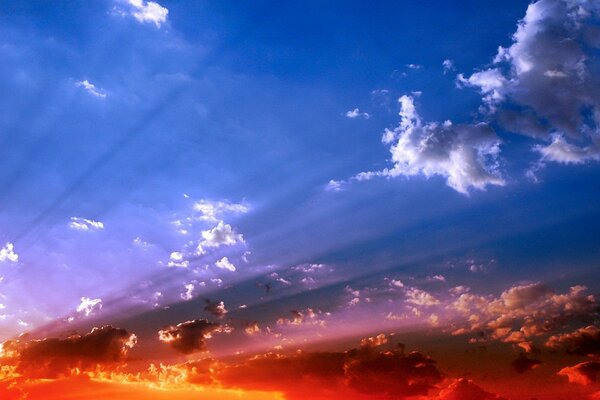 Cielo brillante con nubes blancas