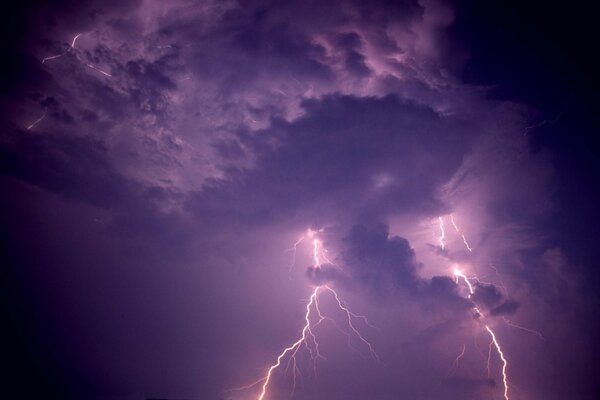 Blitz und Donner Wolken am Himmel