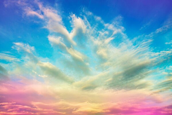 Cielo con un desbordamiento de rosa y azul en las nubes