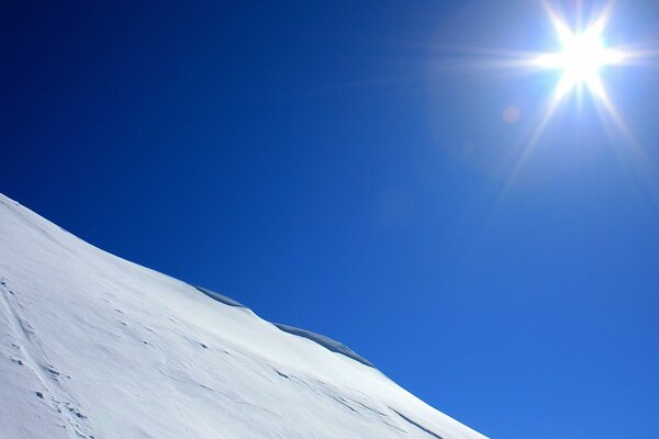 Pendenza blu in inverno al sole