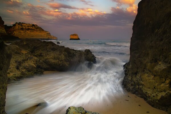 Acantilados junto al mar, cielo nocturno